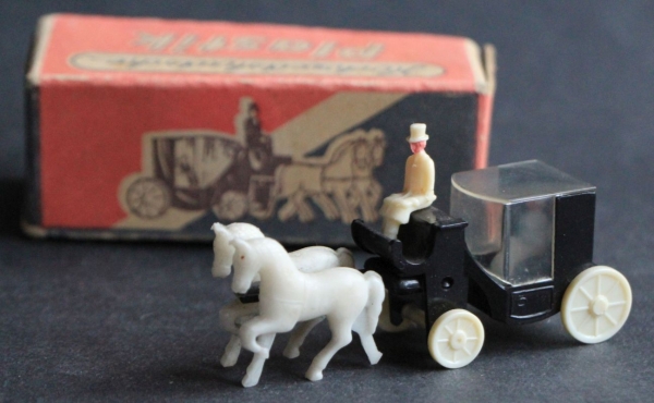 RM Wedding Carrier with figures in original box (2165)